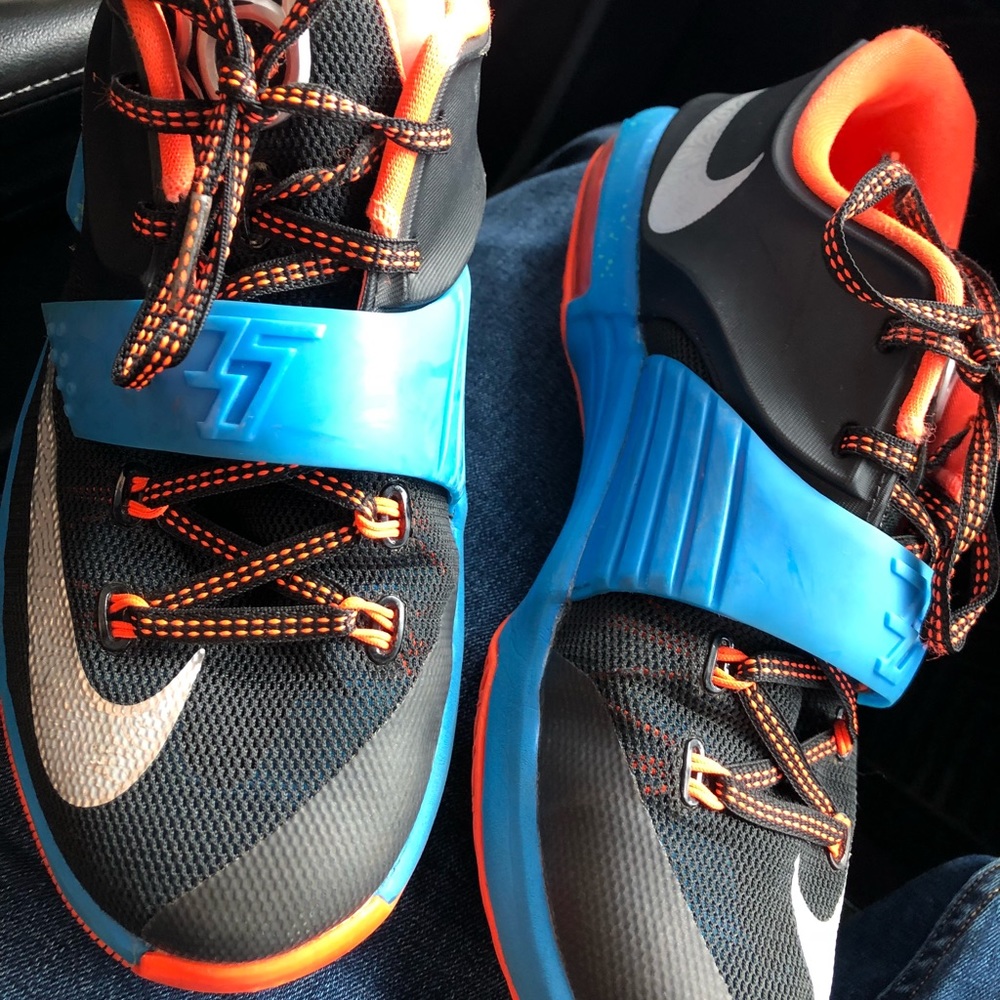 Used Boys Shoes (Size4.5Y)